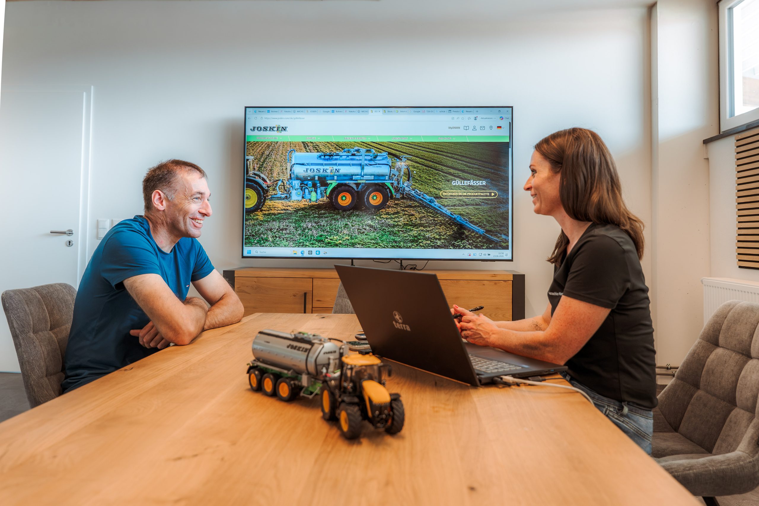 Landtechnikberatung mit Laptop und Modellfahrzeugen bei Katzschke-Menz