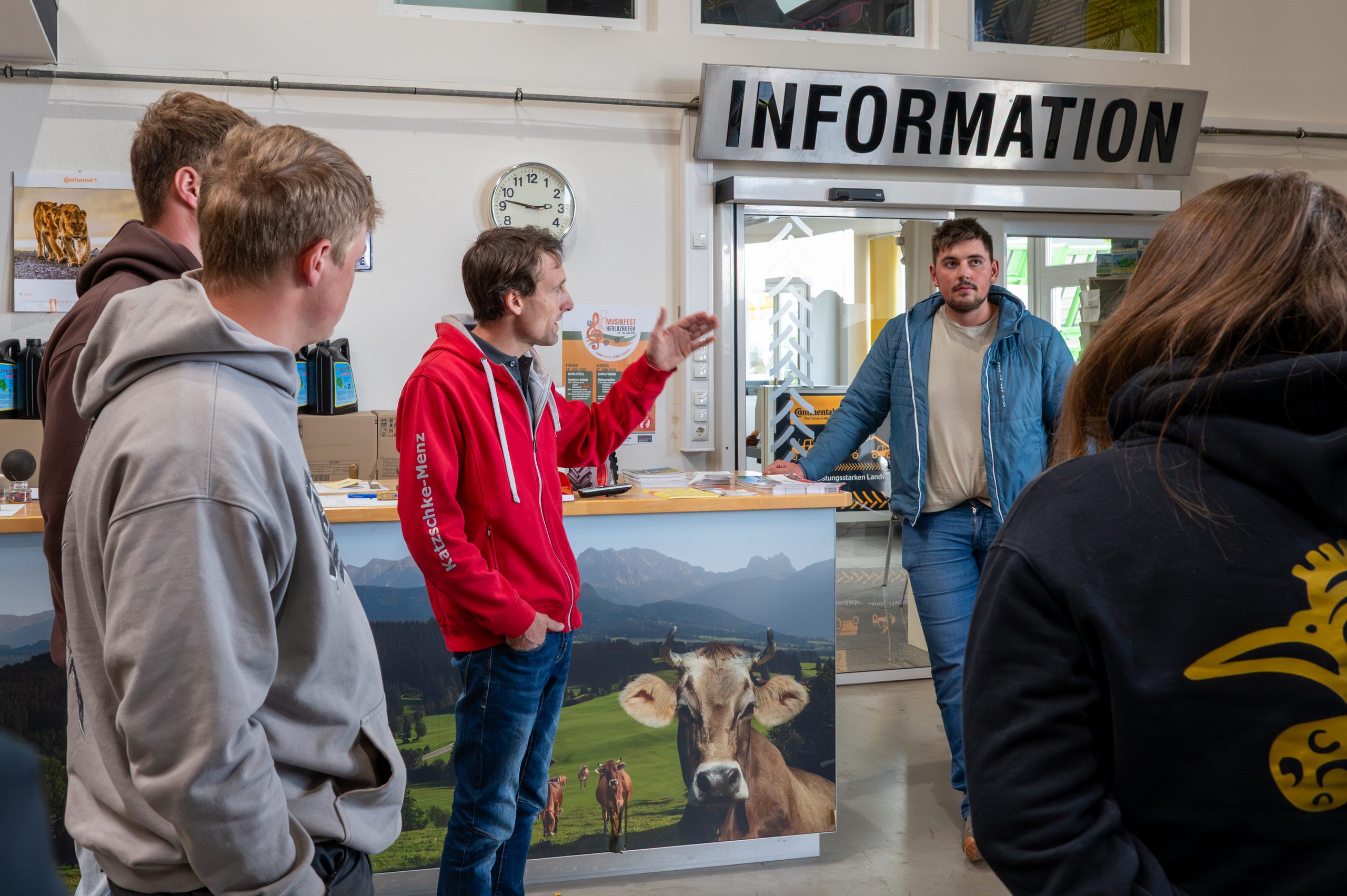 Mitarbeiter von Katzschke-Menz erklärt der Klasse am Informationsschalter den Betrieb