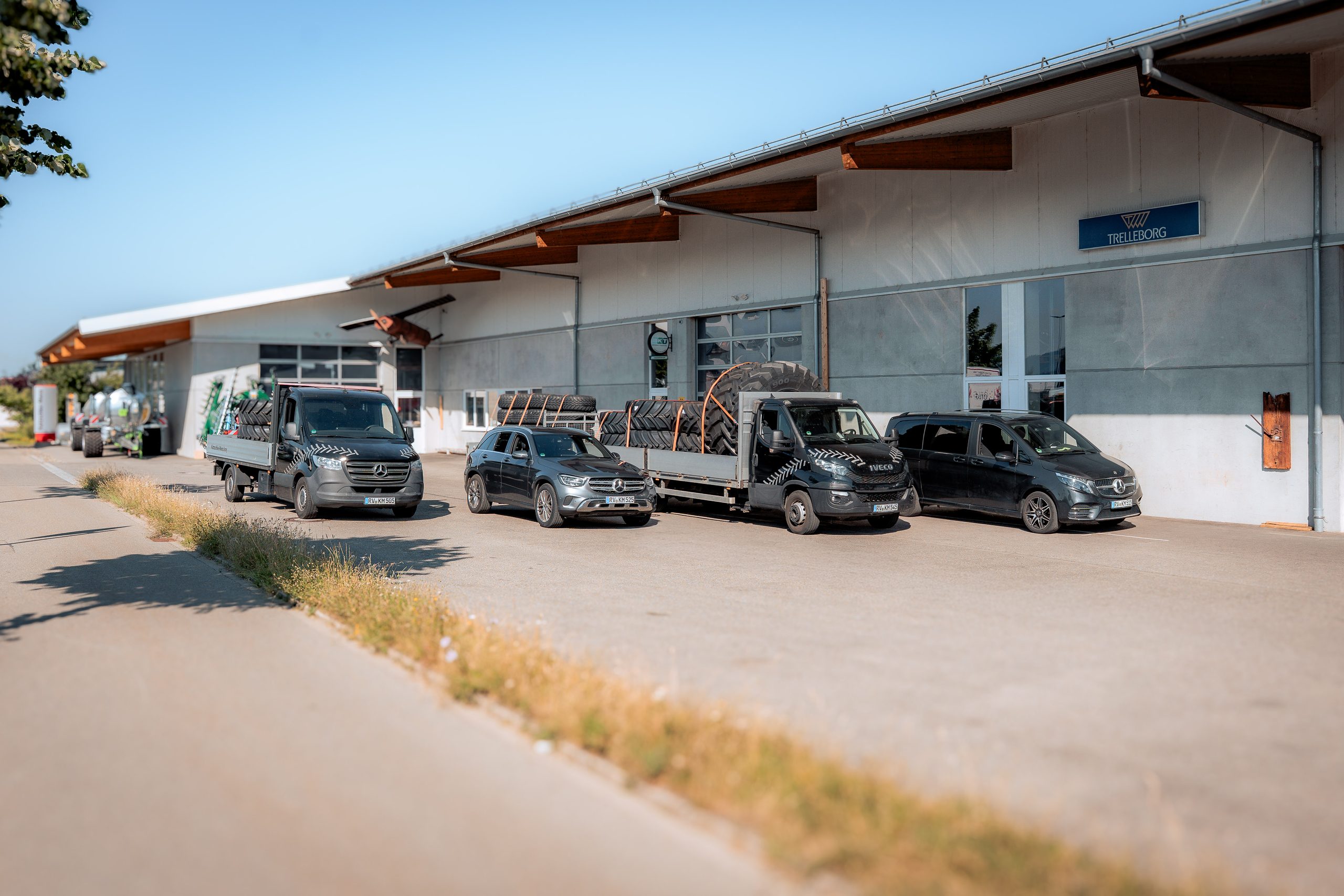 Betriebshalle von Katzschke-Menz mit geparkten Fahrzeugen