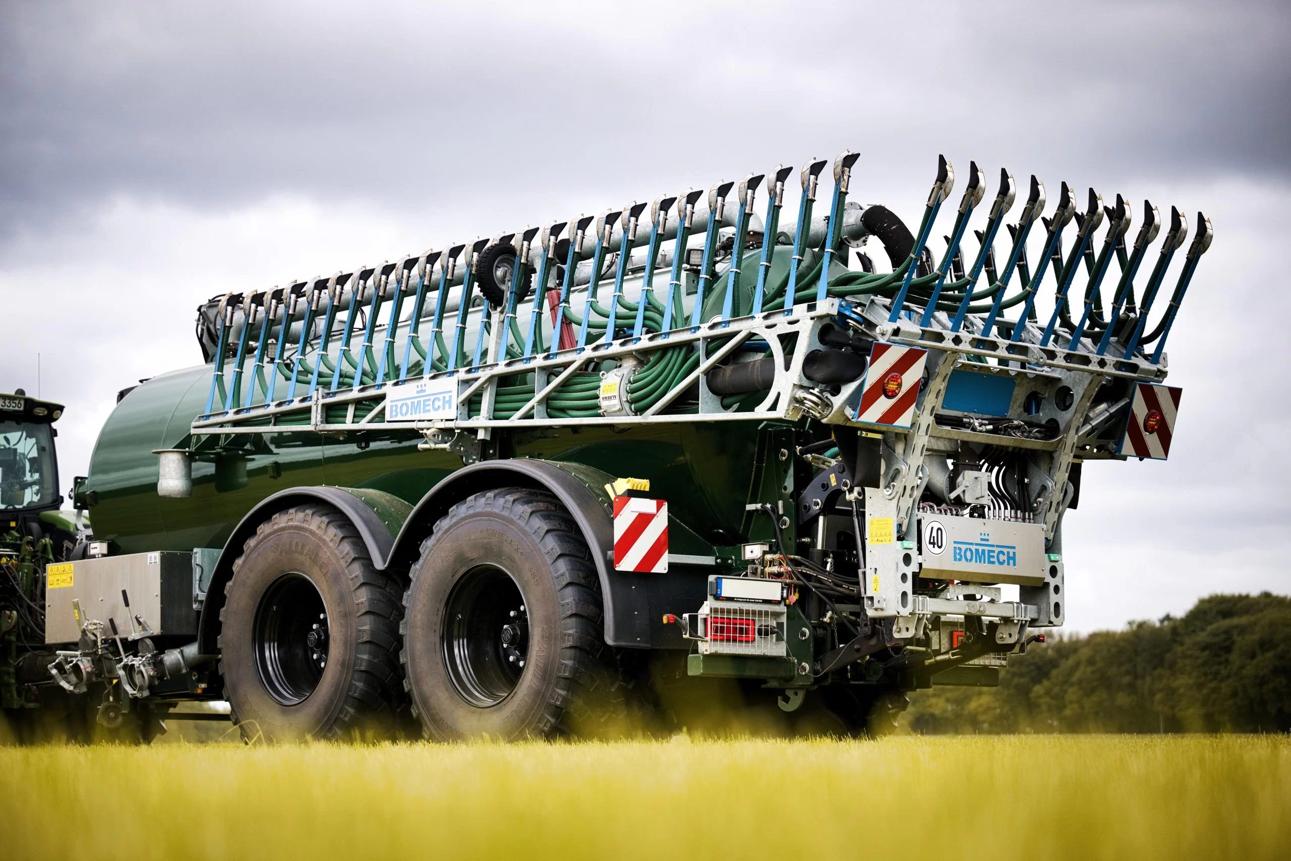 BOMECH Schleppschuhverteiler Farmer im Einsatz auf Grünland