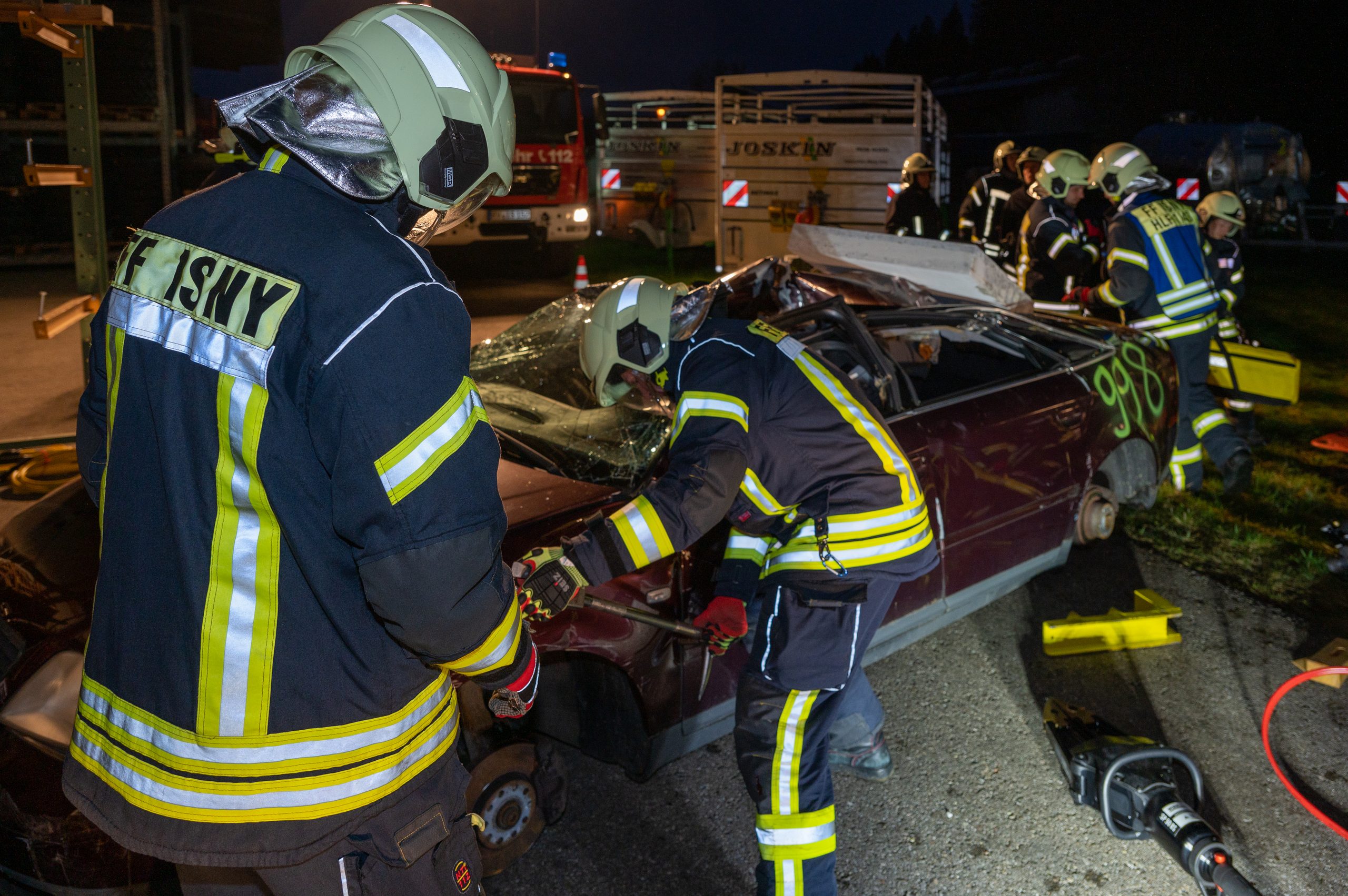 Einsatzkraft mit der Rückenaufschrift FF Isny bei der Übung