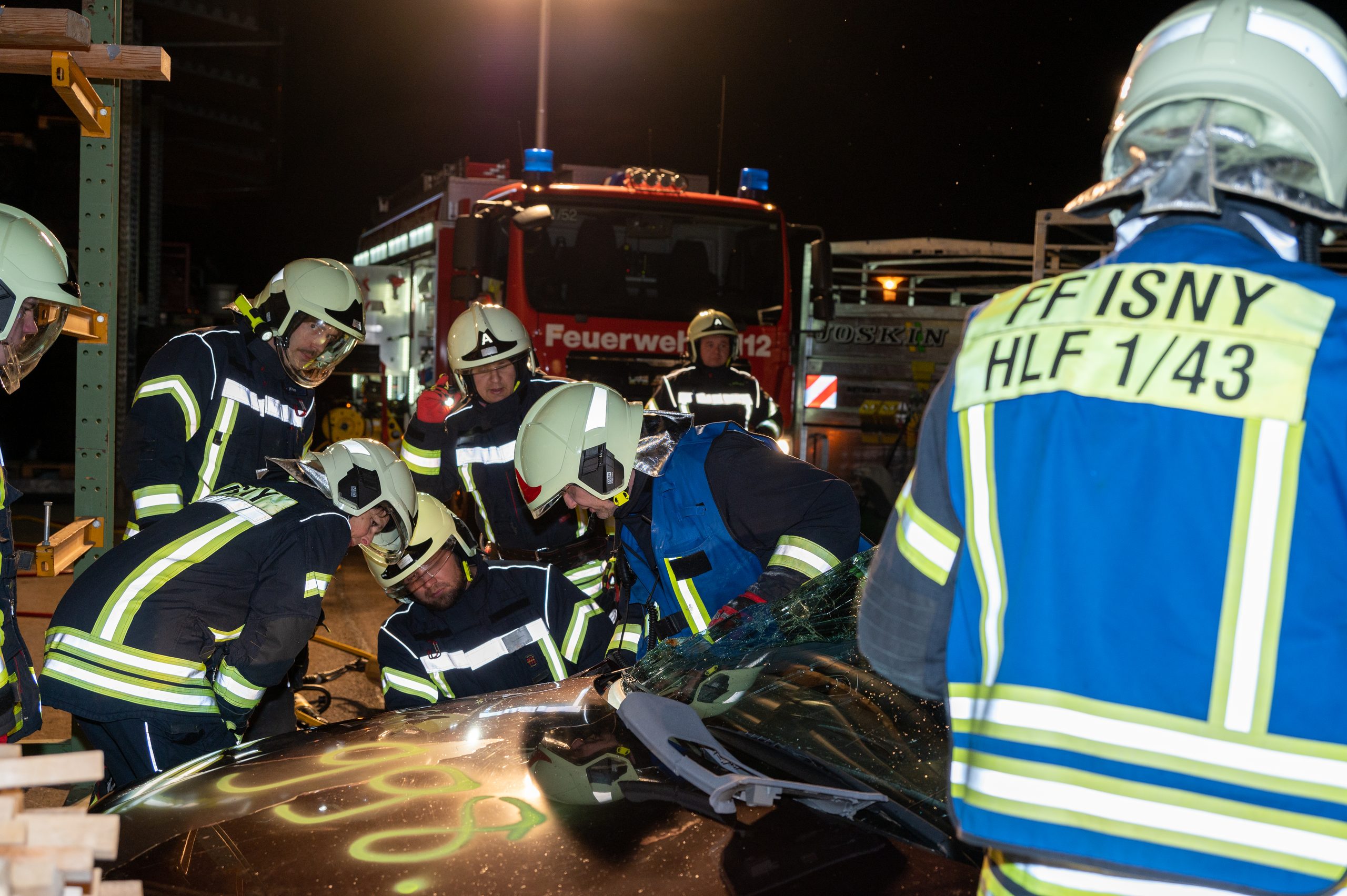 Feuerwehrübung bei Nacht auf dem Gelände von Katzschke-Menz