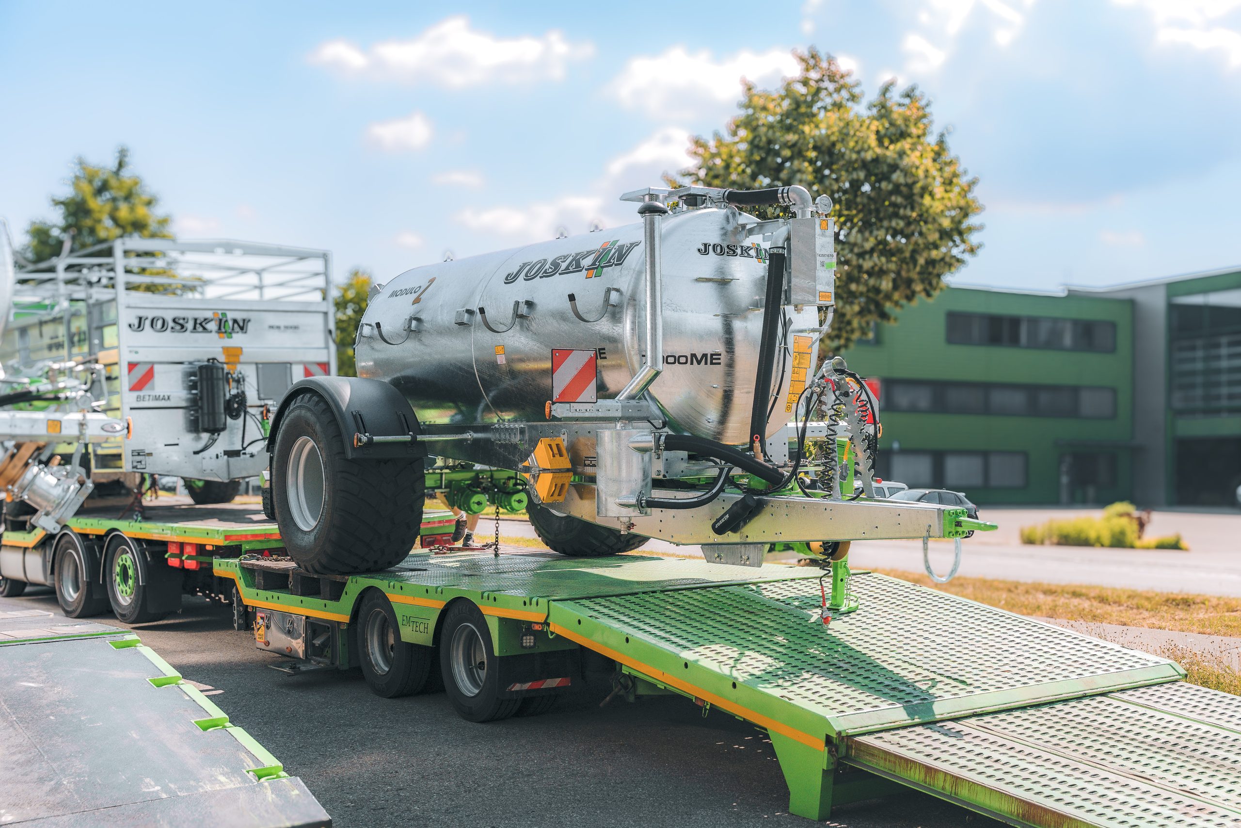 JOSKIN-Güllefass auf einem Tieflader in der Heckansicht