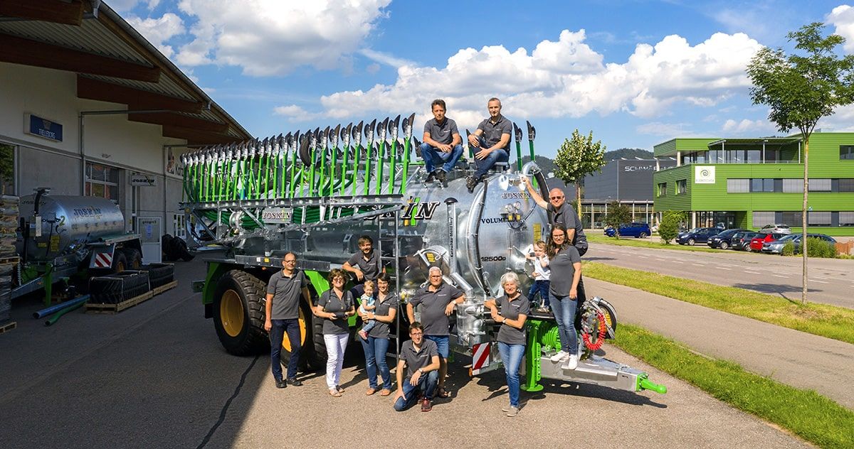 Das Team von Katzschke-Menz auf und neben einem JOSKIN-Güllefass mit Schleppschuhverteiler vor der Firmenhalle