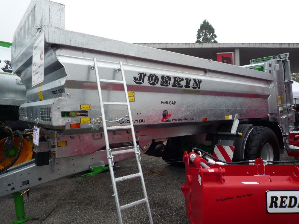 JOSKIN-Miststreuer Ferti-CAP mit Leiter am Messestand
