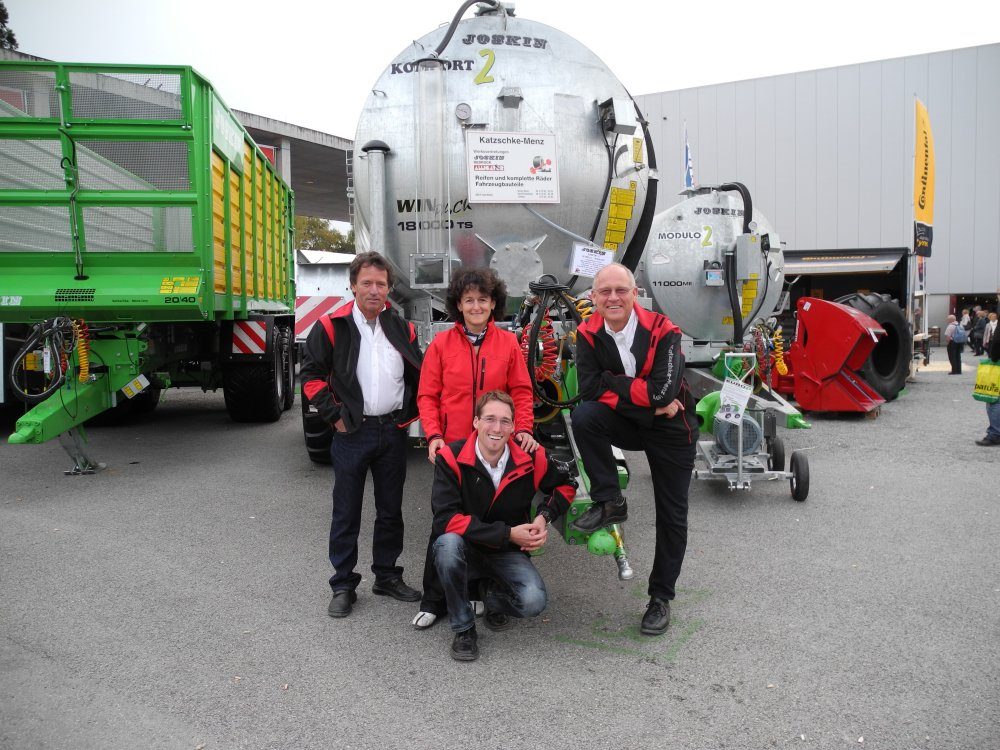 Team am Messestand vor JOSKIN-Güllefass und Ladewagen