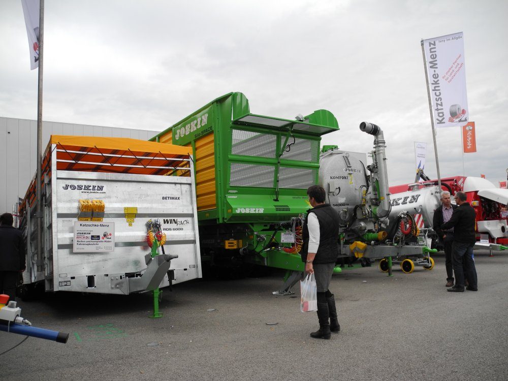JOSKIN-Anhänger und grüner Ladewagen am Messestand