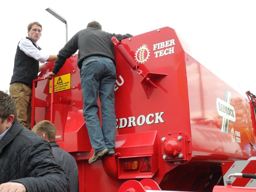 Besucher schauen in einen roten REDROCK-Mischwagen