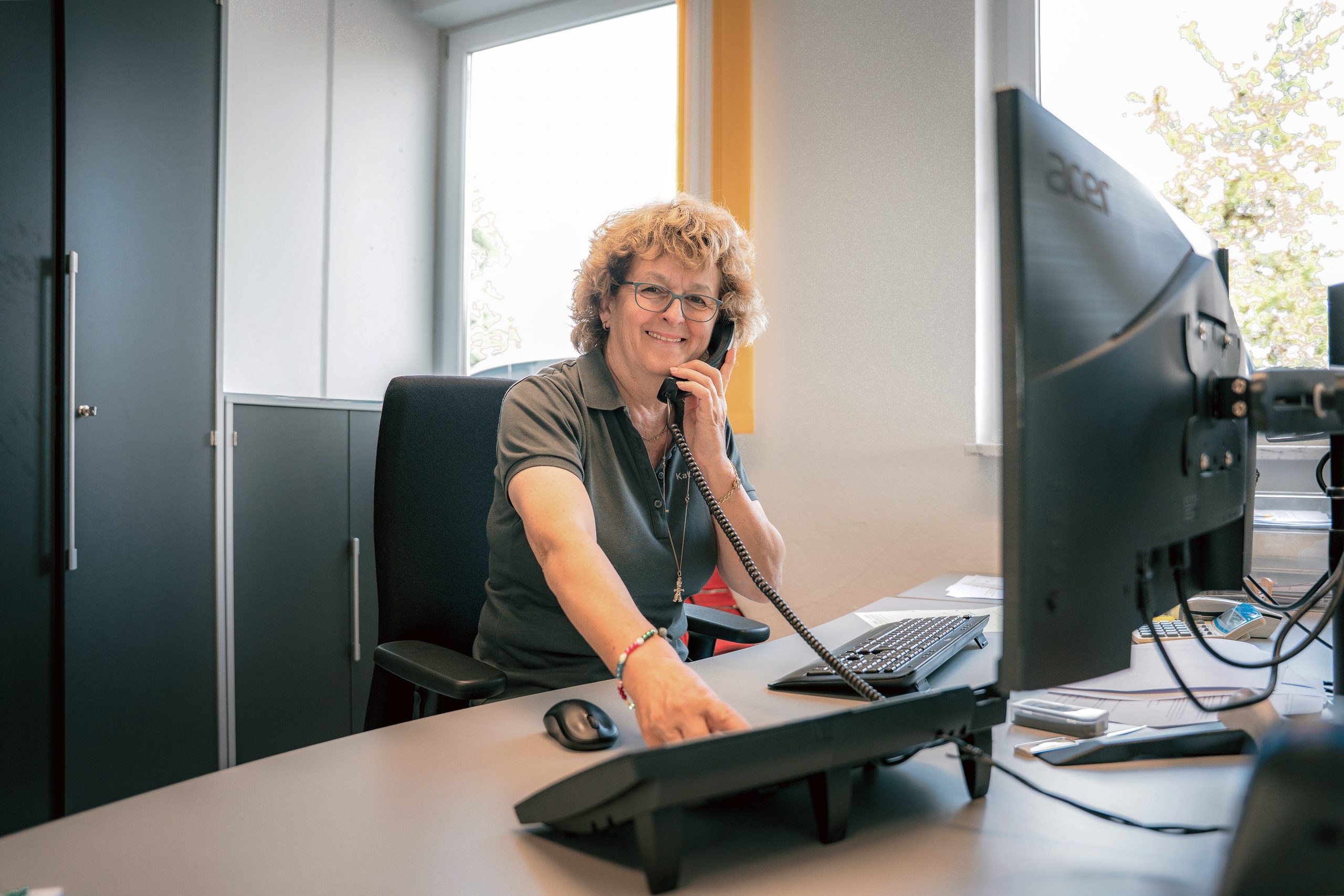 Porträt von Liane Menz am Telefon im Büro von Katzschke-Menz