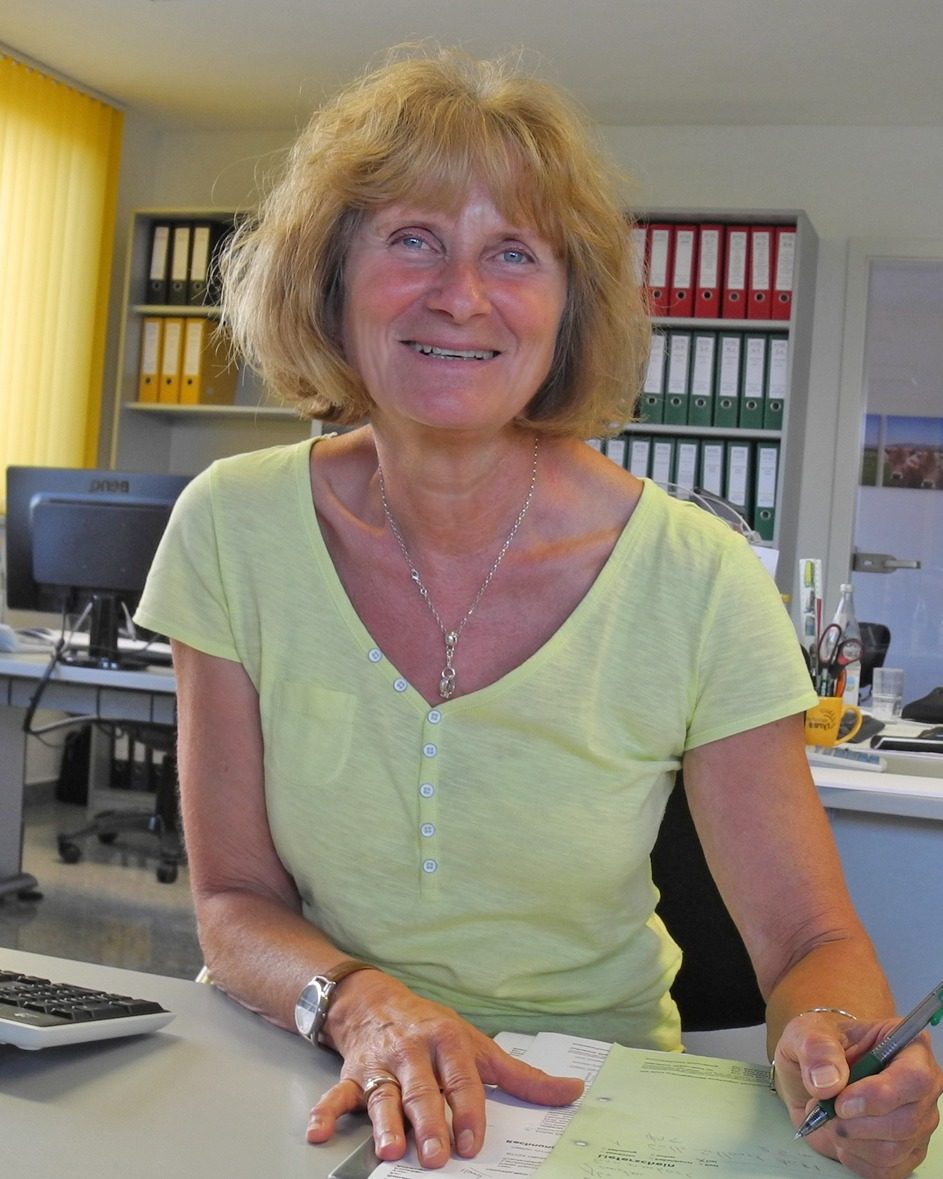 Porträt von Renate Katzschke am Schreibtisch im Büro von Katzschke-Menz