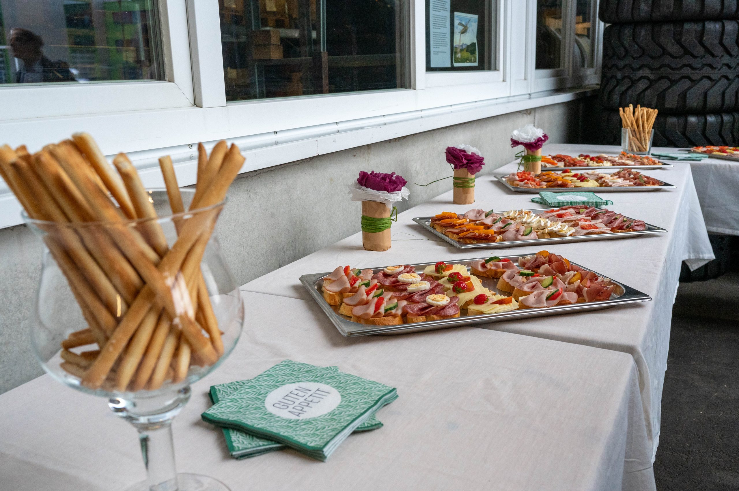 Imbiss mit belegten Häppchen und Servietten mit der Aufschrift Guten Appetit