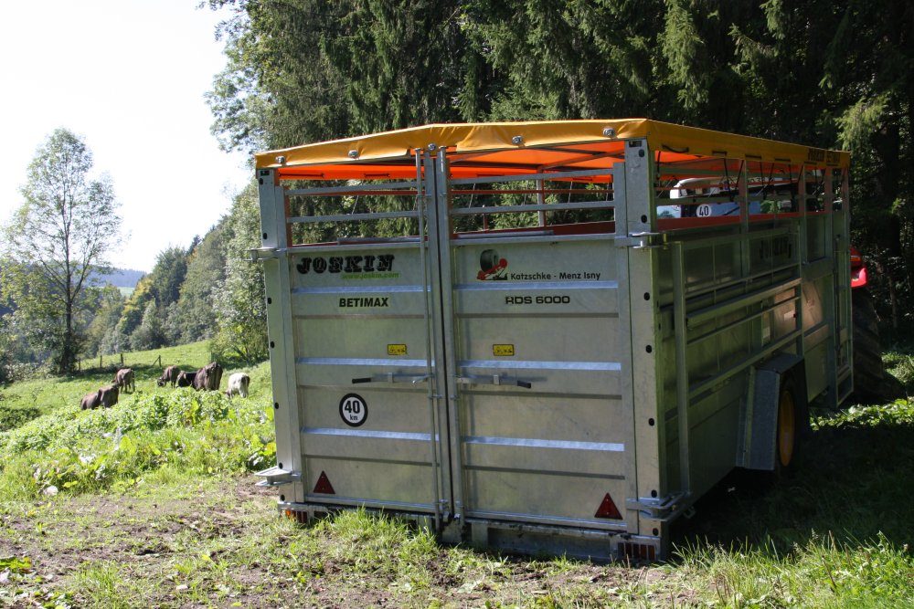 JOSKIN-Viehanhänger BETIMAX auf einer Bergweide