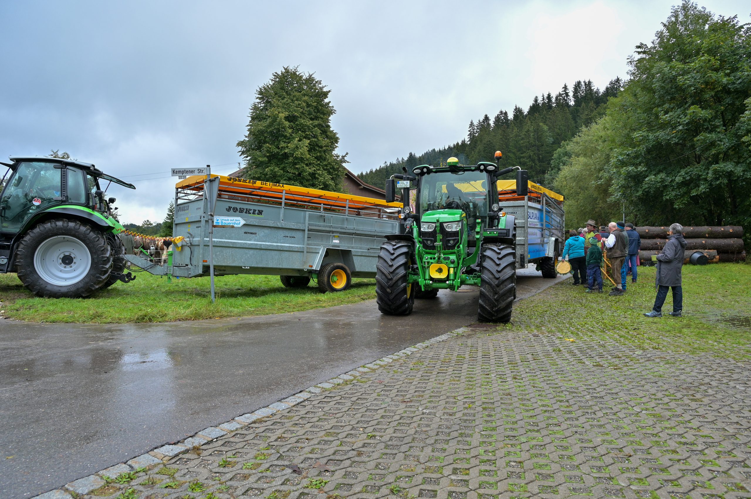 Zwei Traktoren mit JOSKIN-Viehtransportern am Rand des Viehscheids