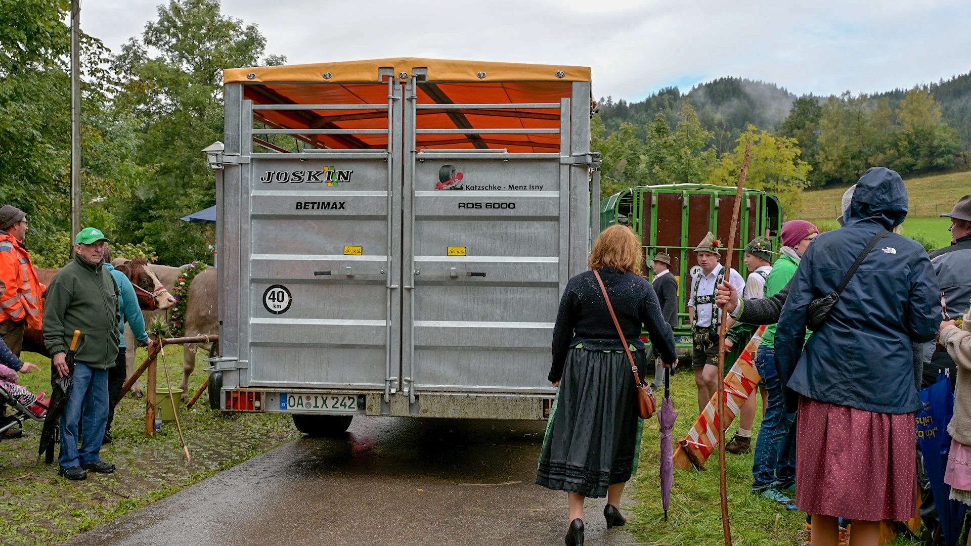 Heck eines JOSKIN BETIMAX RDS 6000 mit Zuschauern in Tracht