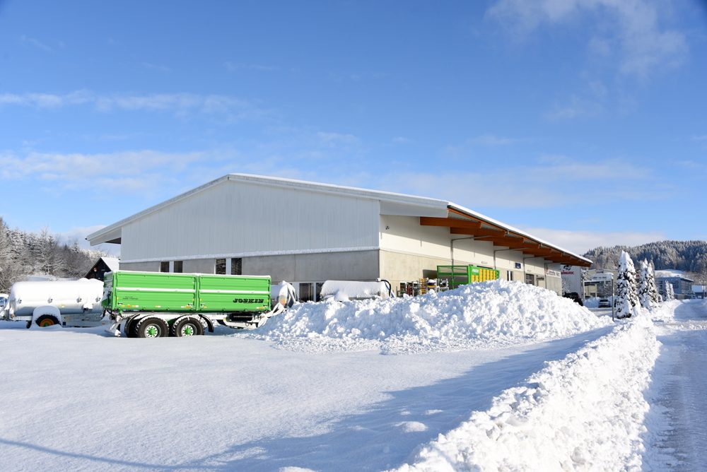 Geräumter Hof vor der verschneiten Halle