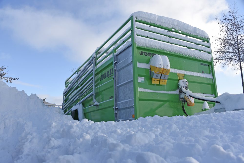 Grüner JOSKIN-Viehanhänger mit Schneehaube
